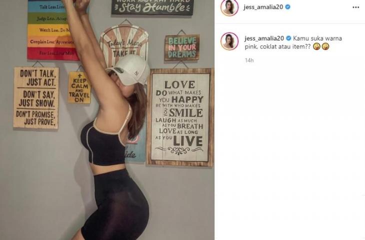 Jess Amalia tampil pakai tank top hitam, body goalsnya menjadi sorotan netizen. (Instagram/jess_amalia20)