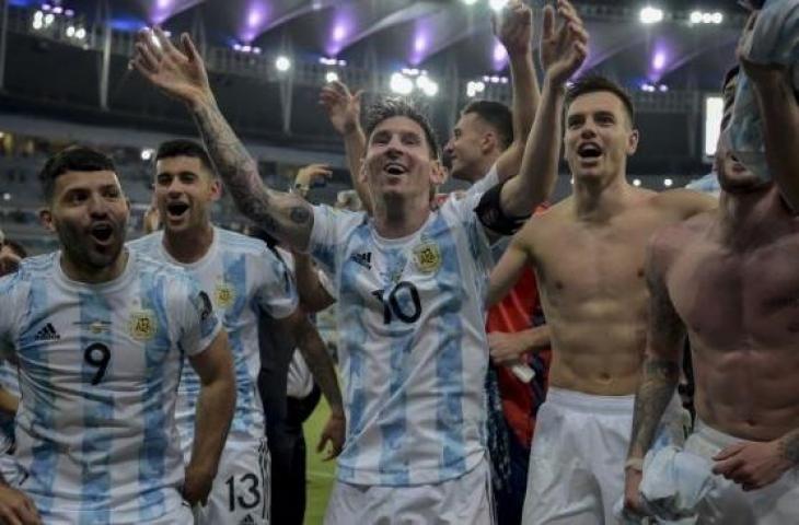 Lionel Messi dan para pemain Argentina merayakan gelar juara Copa America 2021. (Foto: AFP)