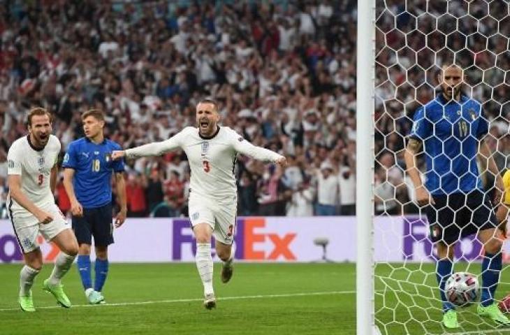 Selebrasi bek Timnas Inggris, Luke Shaw usai cetak gol cepat lawan Italia di final Euro 2020. (ANDY RAIN / POOL / AFP)