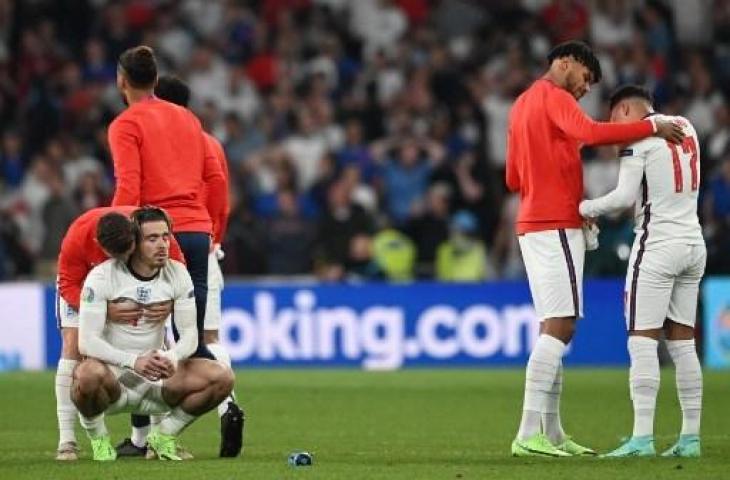 Pemain Timnas Inggris tertunduk lesu usai gagal juara Euro 2020. (ANDY RAIN / POOL / AFP)