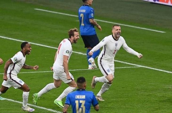 Selebrasi bek Timnas Inggris, Luke Shaw usai cetak gol cepat lawan Italia di final Euro 2020. (FACUNDO ARRIZABALAGA / POOL / AFP)