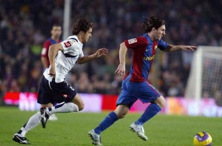 Lionel Messi (Barcelona) dan Pablo Aimar (Real Zaragoza). [CESAR RANGEL / AFP]