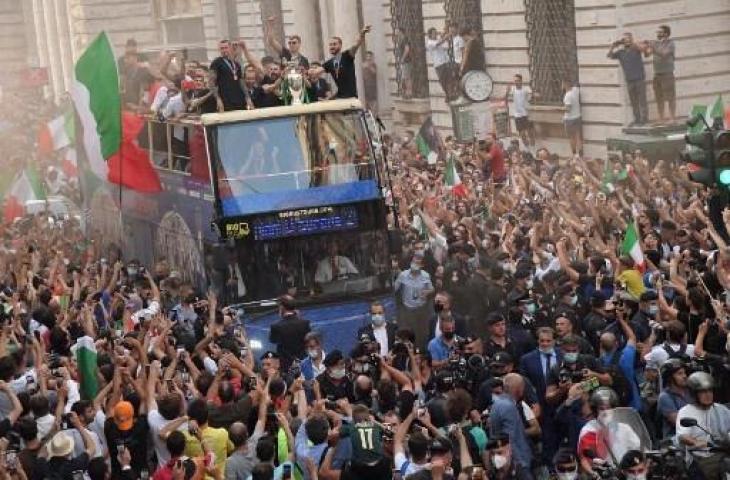 Suporter membanjiri arak-arakan pemain Timnas Italia usai juara Euro 2020. (TIZIANA FABI / AFP)