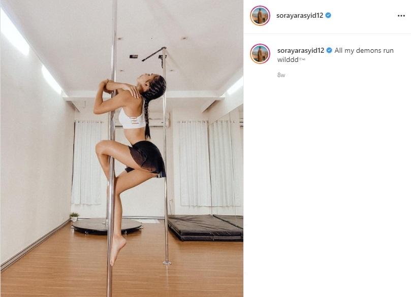 Soraya Rasyid tampil aduhai mengenakan sport bra ketika olahraga pole dance. (Instagram/sorayarasyid12)