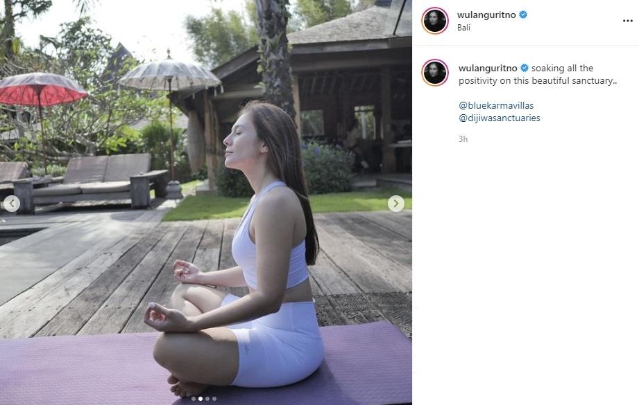 Wulan Guritno sedang melakukan yoga meditasi. (Instagram/wulanguritno)