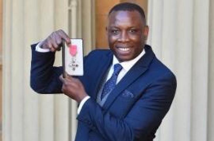 Pelatih asal Inggris, Leroy Rosenior, mendapat penghargaan MBE apada 2019 silam. (John Stillwell/AFP)