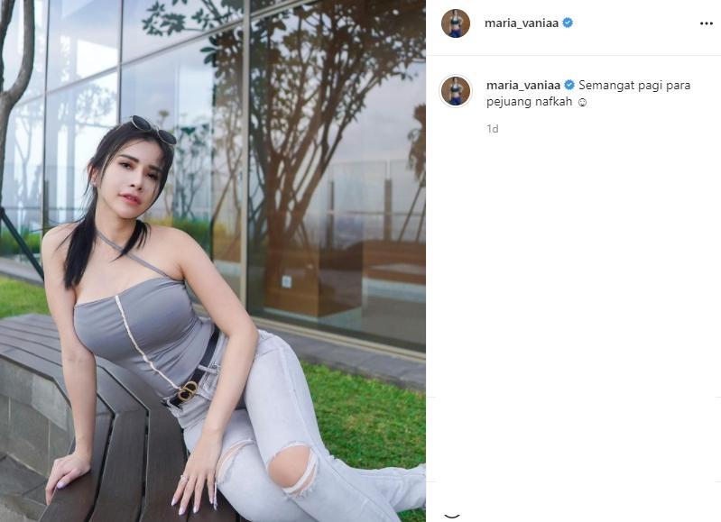 Maria Vania tampil mengenakan tank top. (Instagram/maria_vaniaa)