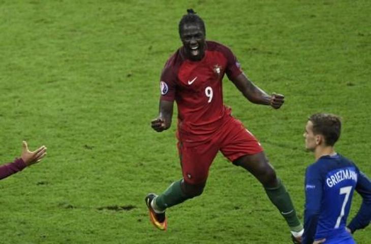 Aksi penyerang Timnas Portugal, Eder saat membobol gawang Prancis di final Euro 2016. (MIGUEL MEDINA / AFP)