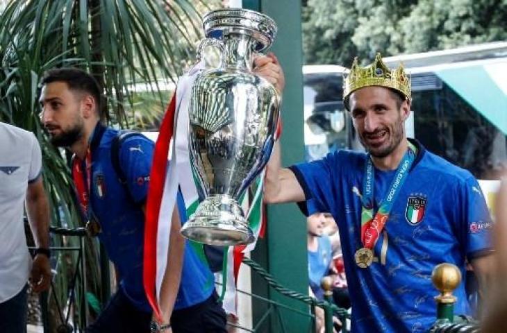 Bek veteran Timnas Italia, Giorgio Chiellini angkat trofi Euro 2020. (FABIO FRUSTACI / ANSA / AFP)