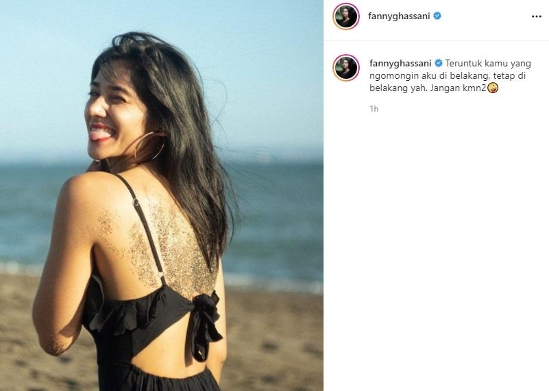 Potret Fanny Ghassani ekspos punggungnya. (Instagram/fannyghassani)