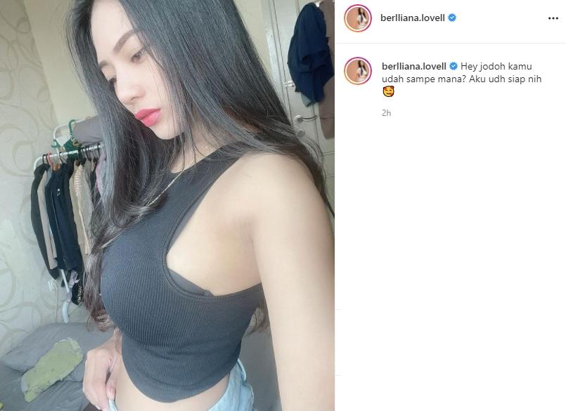 Berlliana Lovell tampil seksi mengenakan crop top hitam. (Instagram/berlliana.lovell)