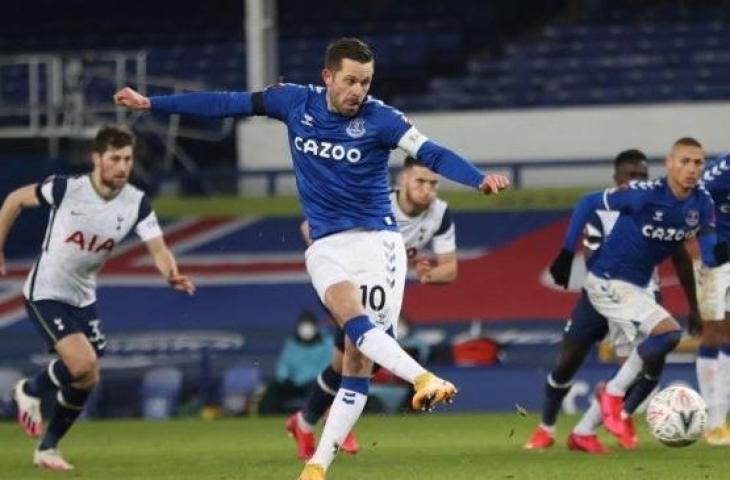 Gelandang Everton, Gylfi Sigurdsson mencetak gol ketiga timnya lewat tendangan penalti saat menghadapi Tottenham Hotspur dalam laga putaran kelima Piala FA di Godison Park, Kamis (11/2/2021) dini hari WIB. [Clive Brunskill / POOL / AFP].