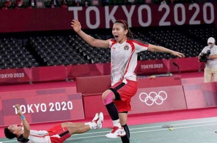 Pebulutangkis ganda Putri Indonesia Greysia Pollii/Apriyani Rahayu mengembalikan kok ke arah ganda putri China Chen Qing Chen/Jia Yi Fan dalam final Olimpiade Tokyo 2020 di Musashino Forest Sport Plaza, Tokyo, Jepang, Senin (2/8/2021). ANTARA FOTO/Sigid Kurniawan