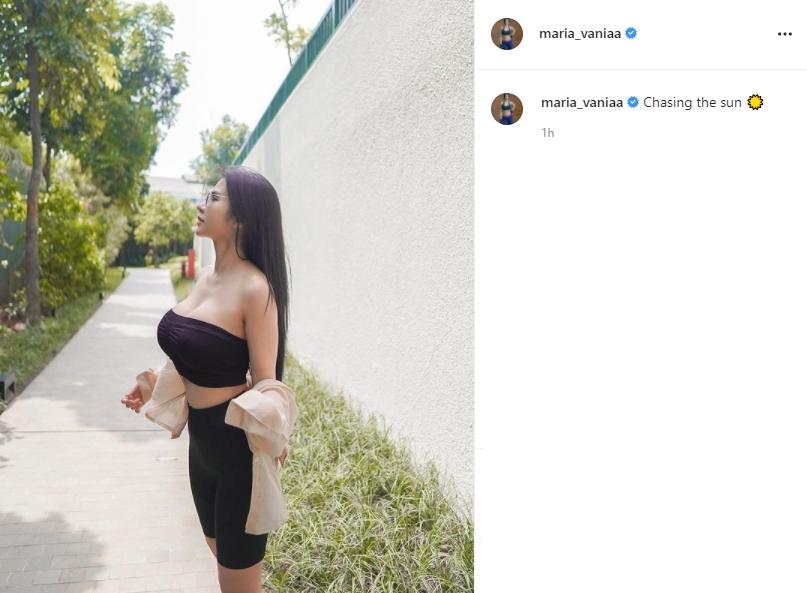 Maria Vania pose berjemur kenakan crop top. (Instagram/maria_vaniaa)