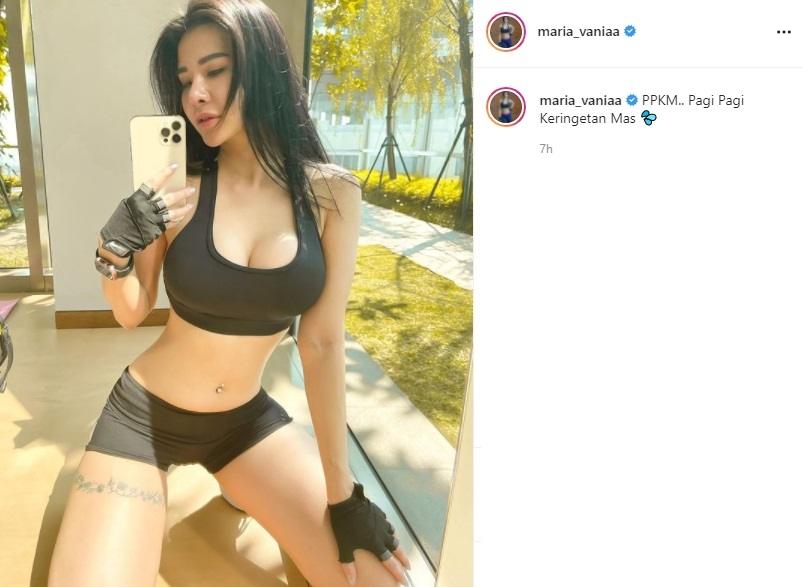 Pinggang Maria Vania yang ramping jadi sorotan netizen. (Instagram/maria_vaniaa)