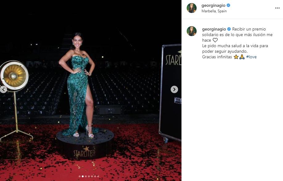 Georgina Rodriguez tampil dalam balutan dress hijau mengkilap. (Instagram/georginagio)