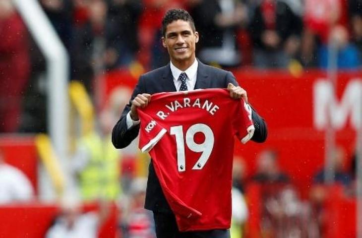 Raphael Varane pakai nomor punggung 19 di Manchester United. (Adrian DENNIS / AFP)