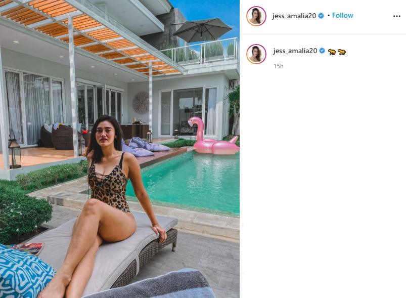 Jess Amalia pose di pinggir kolam renang. (Instagram/jess_amalia20)