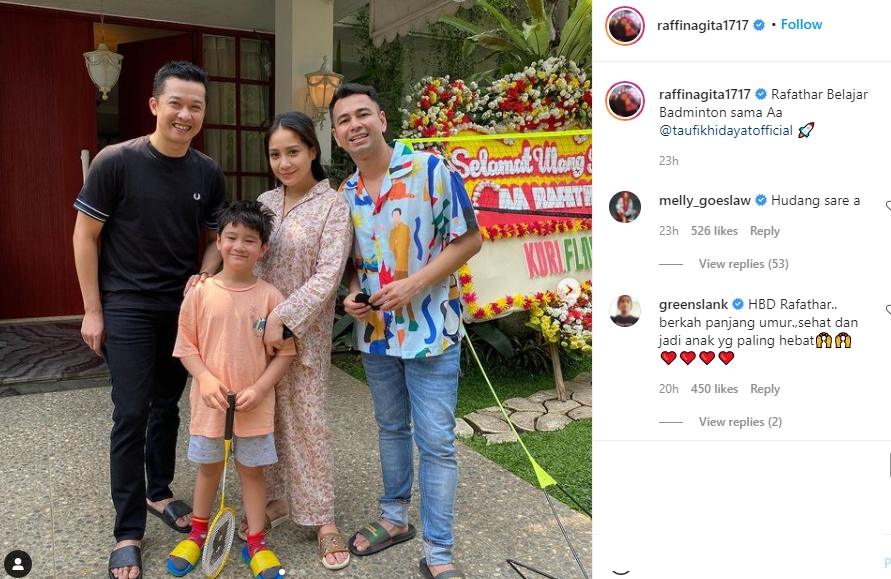 Rafathar belajar bulu tangkis dengan Taufik Hidayat. (Instagram/raffinagita1717)