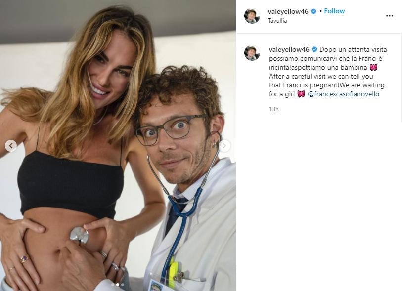 Valentino Rossi umumkan pacarnya hamil. (Instagram/valeyellow46)