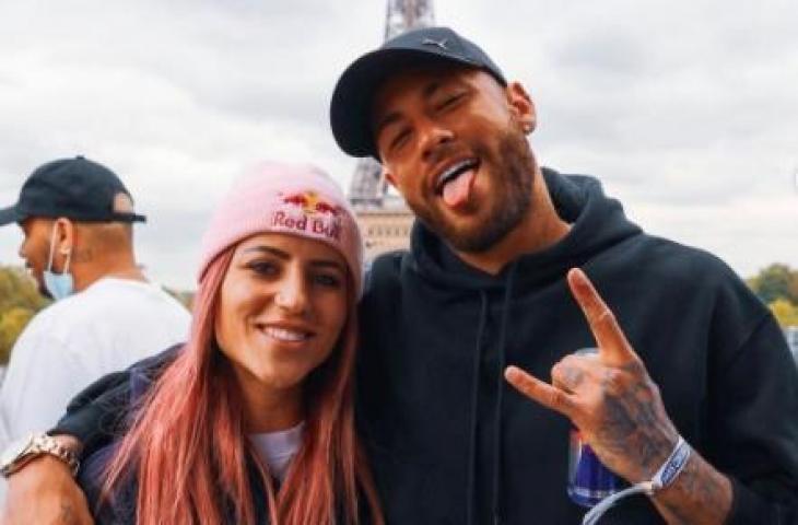 Neymar berpose dengan skateboarder wanita Brasil, Leticia Bufoni. (Instagram/neymarjr)