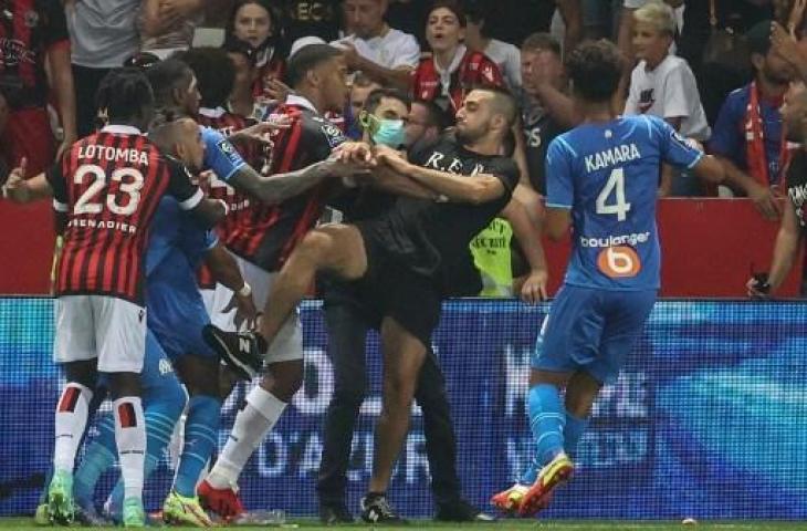 Suporter ricuh, laga laga Nice vs Marseille dihentikan. (VALERY HACHE / AFP)