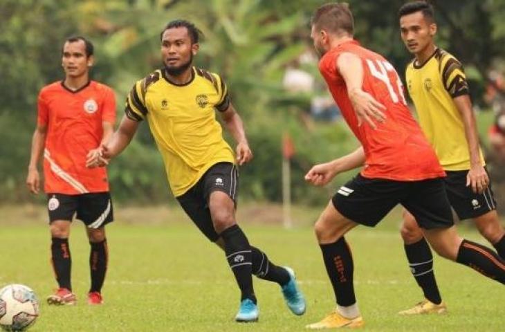 Gelandang AHHA PS Pati FC, Ichsan Kurniawan berusaha melewati adangan bek Persija Jakarta, Marco Motta dalam uji coba di National Youth Training Center kawasan Sawangan, Depok, Senin (23/8/2021). [Dok AHHA PS Pati FC]