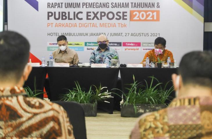 Jajaran Dewan Komisaris dan Direksi PT Arkadia Digital Media Tbk saat memimpin Rapat Umum Pemegang Saham Tahunan (RUPST) yang digelar secara hibrid (online & offline) di Jambuluwuk Hotel Thamrin, Jakarta, Jumat (27/8/2021). Pimpinan Rapat (kiri ke kanan): Komisaris Iwa Karunia, CEO Wiliam Martaputra, Direktur Suwarjono.