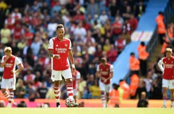 Striker Arsenal asal Gabon Pierre-Emerick Aubameyang bereaksi terhadap gol ketiga City selama pertandingan sepak bola Liga Inggris antara Manchester City vs Arsenal di Stadion Etihad di Manchester, barat laut Inggris, pada 28 Agustus 2021. Oli SCARFF / AFP