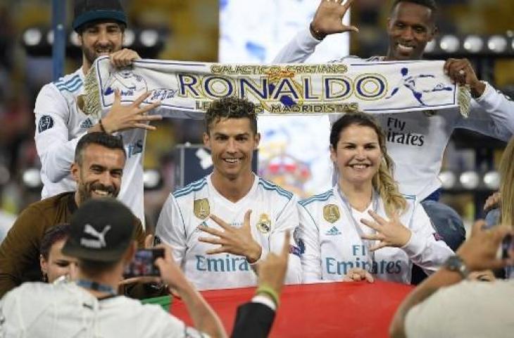 Cristiano Ronaldo bersama kakaknya Katia Aveiro. (LLUIS GENE / AFP)