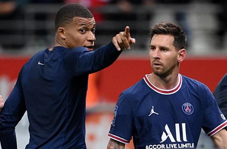 Bintang Paris Saint-Germain Kylian Mbappe (kiri) berbincang dengan Lionel Messi seusai mengalahkan Reims dalam lanjutan Liga Prancis di Stadion Auguste-Delaune, Reims, Prancis, Minggu (29/8/2021) waktu setempat. (ANTARA/AFP/Franck Fife)