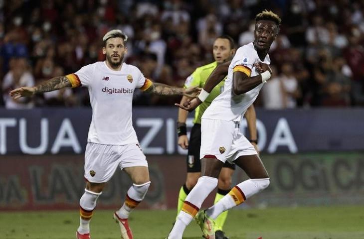 Penyerang AS Roma Tammy Abraham merayakan golnya ke gawang Salernitana dalam lanjutan Liga Italia di Stadion Arechi, Salerno, Italia, Minggu (29/8/2021) waktu setempat. ANTARA/REUTERS/Ciro de Luca.