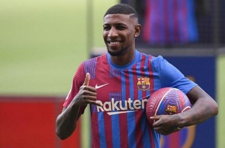 Emerson Royal saat diperkenalkan Barcelona. (JOSEP LAGO / AFP)