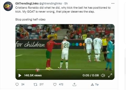 Cristiano Ronaldo memukul Dara O'Shea dalam laga Portugal vs Irlandia. (Twitter)