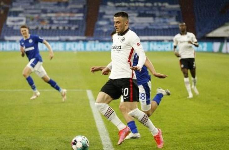 Pemain Eintracht Frankfurt, Filip Kostic yang jadi incaran Lazio. (LEON KUEGELER / POOL / AFP)