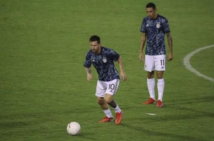 Angel Di Maria d,an Lionel Messi saat sesi latihan Timnas Argentina. (MIGUEL GUTIERREZ / POOL / AFP)