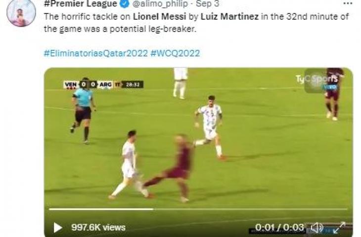 Lionel Messi ditekel Adrian Martinez saat Kualifikasi Piala Dunia 2022 zona Conmebol. (Twitter)