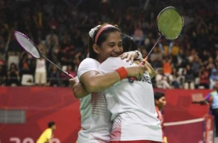 Pebulu tangkis putri Indonesia Leani Ratri Oktila (kiri) dan Khalimatus Sadiyah Sukohandoko (kanan) ganda putri klasifikasi SL3-SU5 Asian Para Games 2018 di Istora Senayan, Jakarta, Jumat (12/10/2018). (Antara/Hafidz Mubarak A/pras)