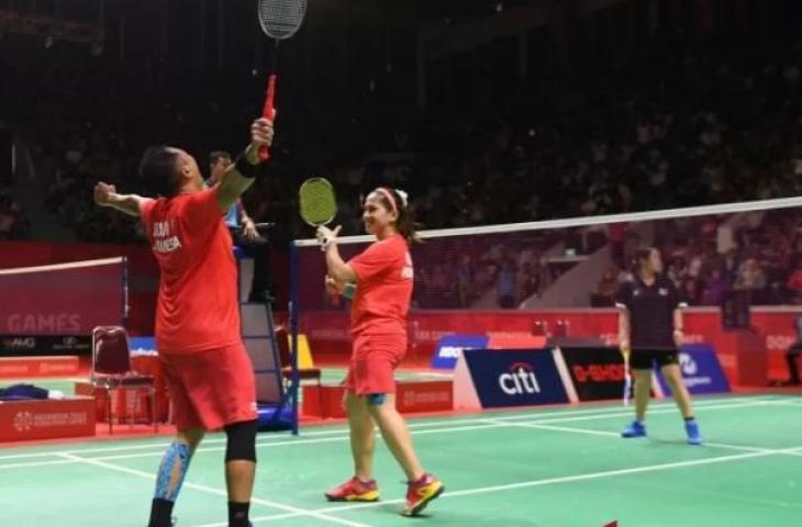 Pasangan pebulu tangkis Indonesia Leani Ratri Oktila (kiri) dan Hary Susanto (kanan) meluapkan kegembiraan usai menang atas pasangan Thailand Siripong Teamarrom/Nipada Saensupa dalam partai final bulu tangkis nomor ganda campuran SL3-SU5 Asian Para Games 2018 di Istora Senayan, Jakarta, Sabtu (13/10/2018). (Antara/Akbar Nugroho Gumay/aww)