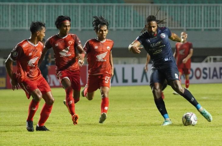 Suasana laga Liga 1 2021 antara PSM Makassar kontra Arema FC di Stadion Pakansari, Bogor, Minggu (5/9/2021) malam WIB. (Dok. Arema FC)