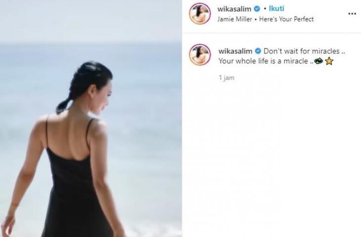 Potret Wika Salim di pantai. (Instagram/@wikasalim)