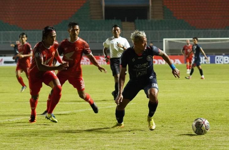 Suasana laga Liga 1 2021 antara PSM Makassar kontra Arema FC di Stadion Pakansari, Bogor, Minggu (5/9/2021) malam WIB. (Dok. Arema FC)