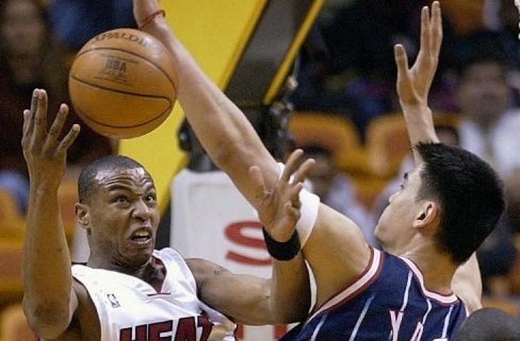 Caron Butler (kiri) saat memperkuat Miami Heat pada 2002. (RHONA WISE / AFP)