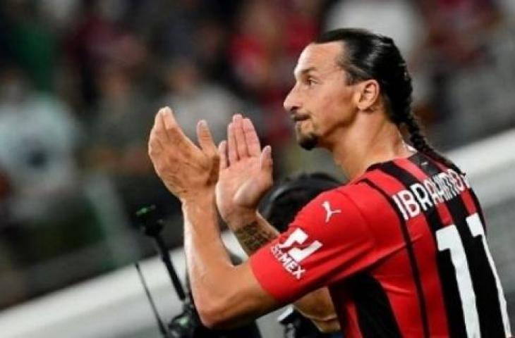 Pemain AC Milan Zlatan Ibrahimovic masuk sebagai pemain pengganti dalam laga Serie A kontra Lazio di San Siro, Minggu (12/9/2021). [AFP]