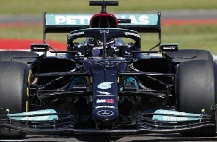 Pembalap Mercedes asal Inggris Lewis Hamilton melaju saat balapan F1 Inggris di sirkuit Silverstone Inggris pada 18 Juli 2021. (Adrian DENNIS/AFP)