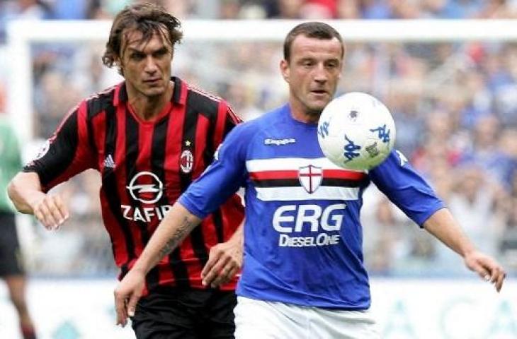 Francesco Flachi ketika berduel dengan bek AC Milan, Paolo Maldini. (Paco Serinelli/AFP)