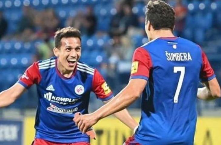 Ekspresi gelandang serang FK Senica, Egy Maulana Vikri (kiri) usai timnya mencetak gol pada laga Liga Super Slovakia kontra Pohronie di OMS Arena, Senica, Slovakia, Minggu (12/9/2021) dini hari WIB. [Laman resmi FK Senica]