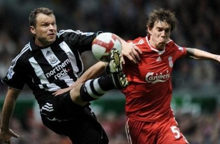 Mark Viduka ketika berduel dengan bek Liverpool, Daniel Agger. (AFP/Paul Ellis)