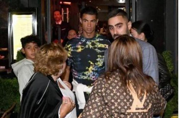 Potret Cristiano Ronaldo makan malam di sebuah restoran mewah. (The Sun/Zenpix)