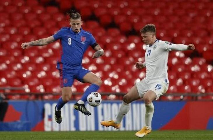 Penyerang Timnas San Marino, Nicola Nanni (kanan) saat beraksi menghadapi pemain Inggris di Kualifikasi Piala Dunia 2022. (ADRIAN DENNIS / POOL / AFP)